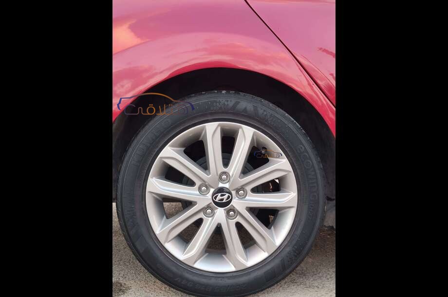 Elantra MD Hyundai احمر غامق