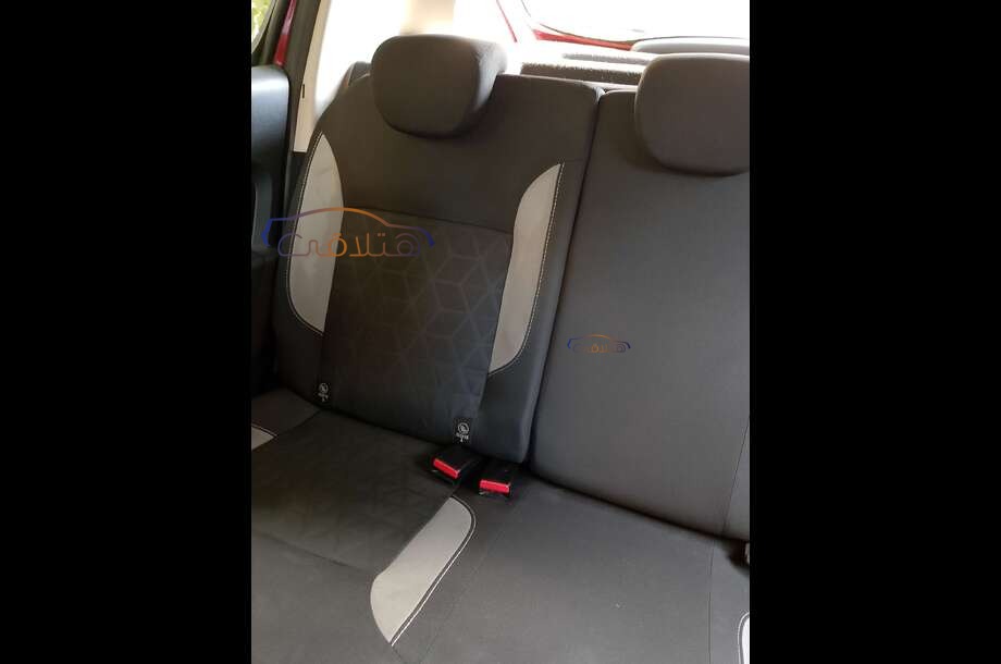 Sandero Step Way Renault احمر غامق