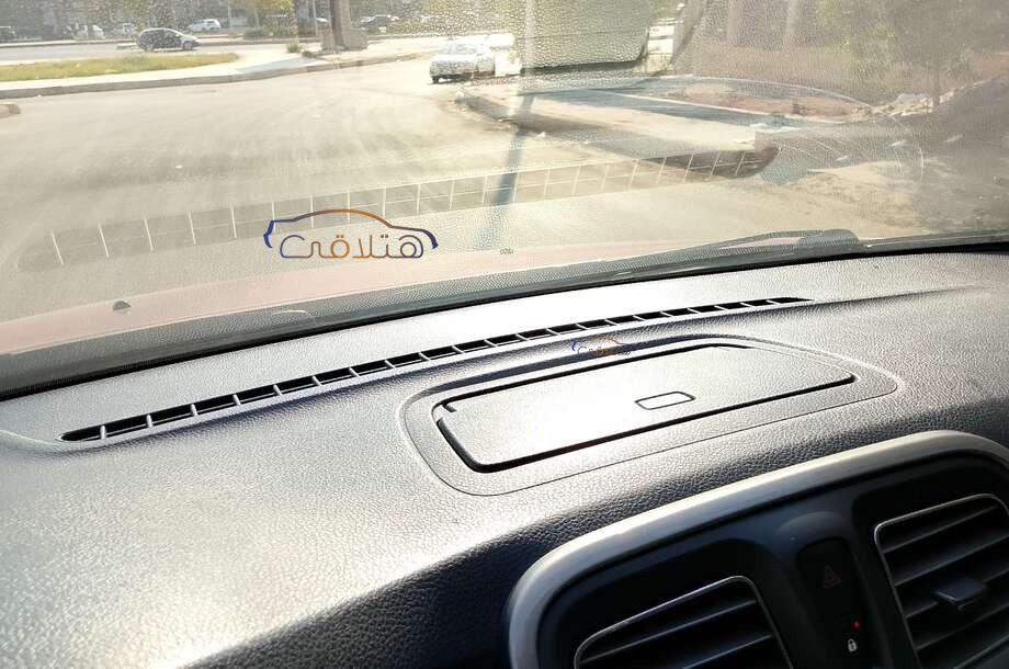 Sandero Step Way Renault احمر غامق