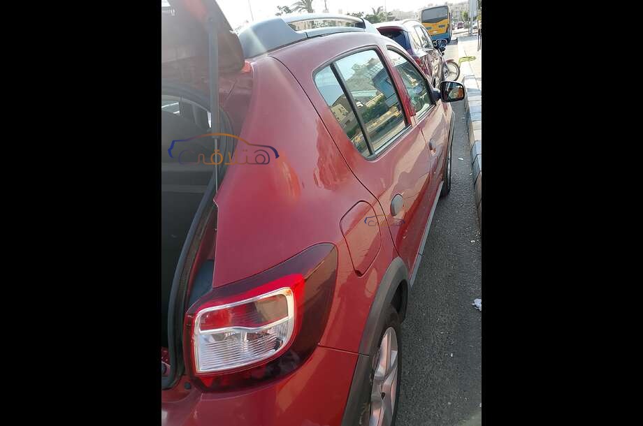Sandero Step Way Renault احمر غامق