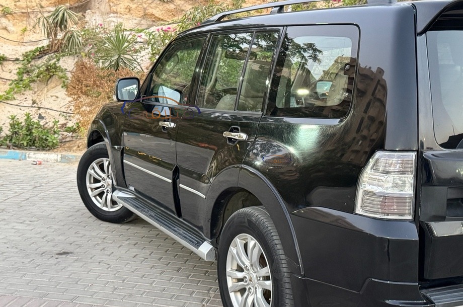 Pajero Mitsubishi أسود