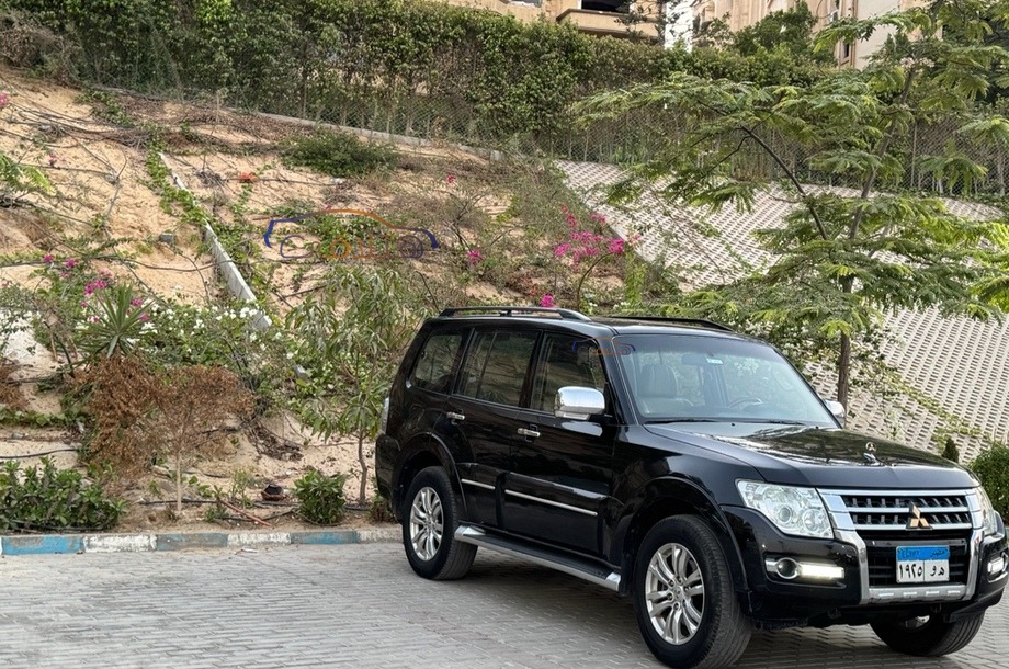 Pajero Mitsubishi أسود