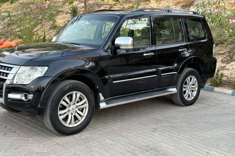 Pajero Mitsubishi أسود