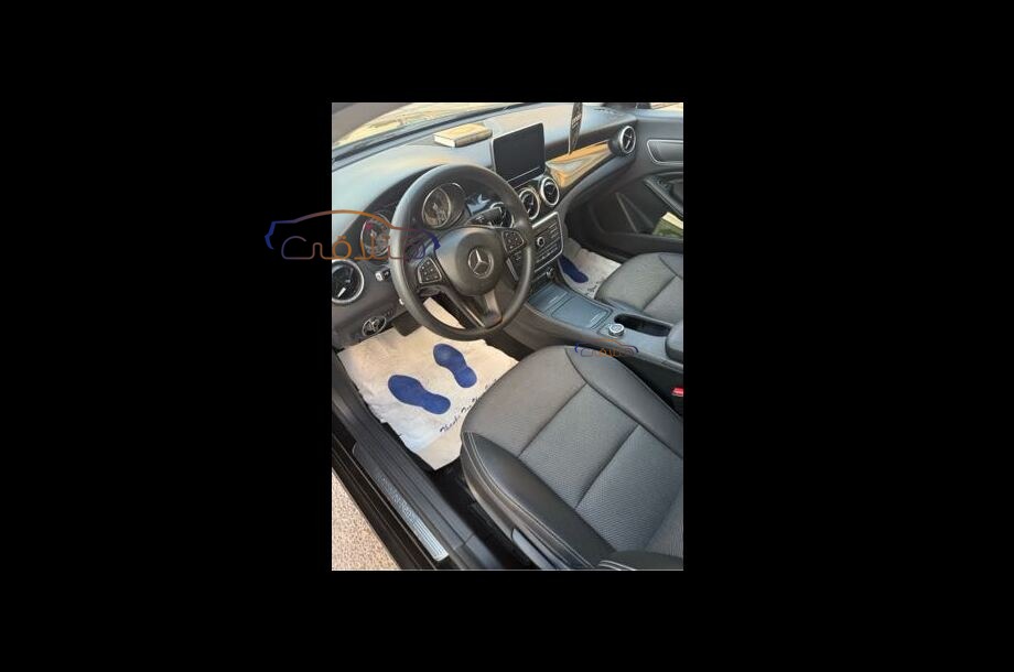 CLA 180 Mercedes أسود