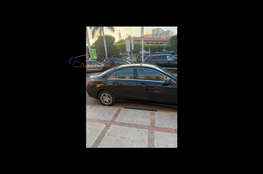 CLA 180 Mercedes أسود
