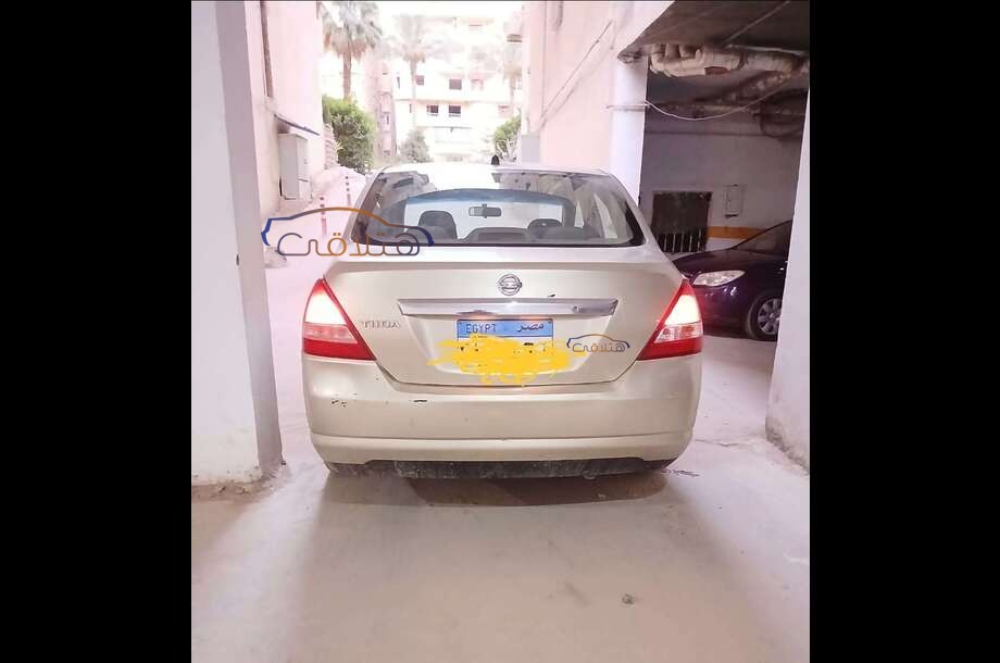 Tiida Nissan ذهبي