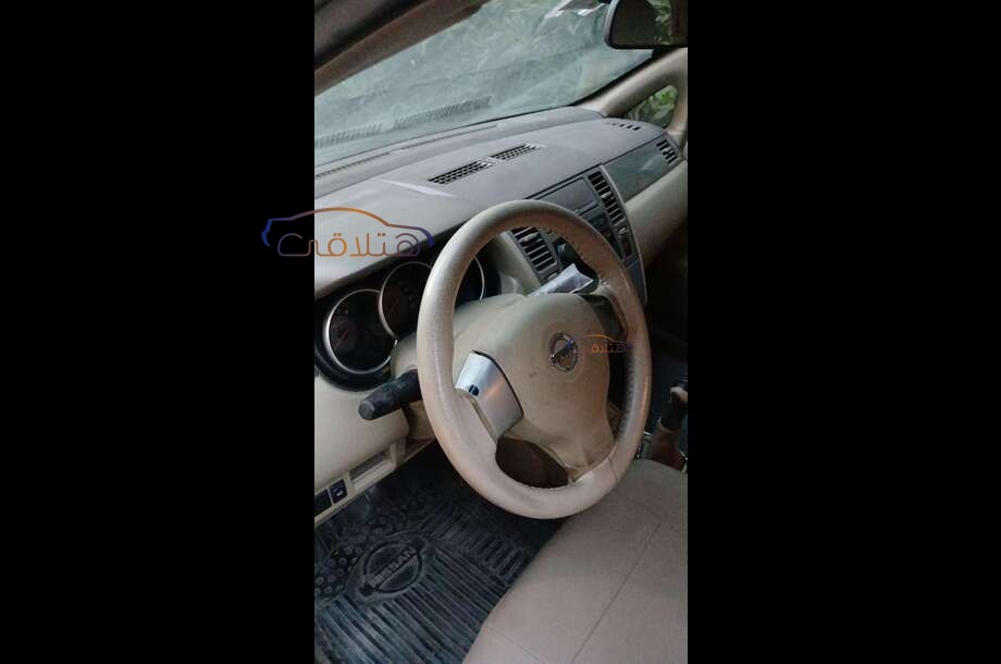 Tiida Nissan ذهبي