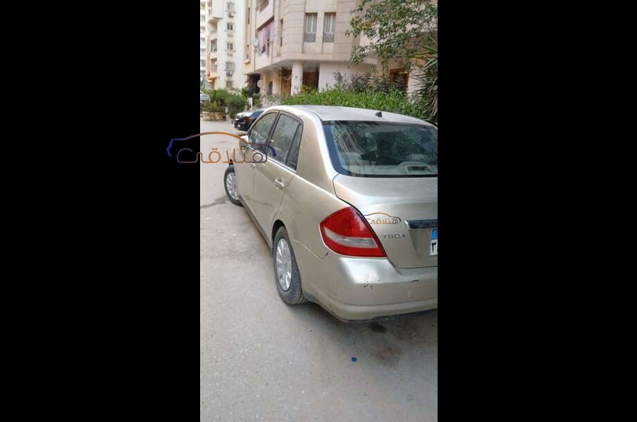 Tiida Nissan ذهبي