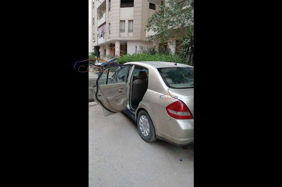 Tiida Nissan ذهبي