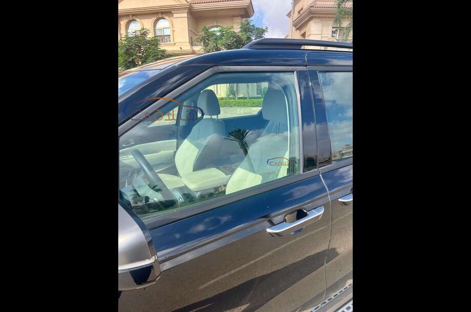 Carnival Kia أسود