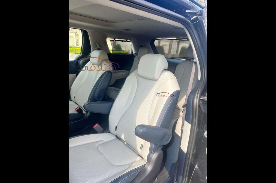 Carnival Kia أسود