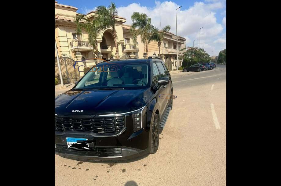 Carnival Kia أسود