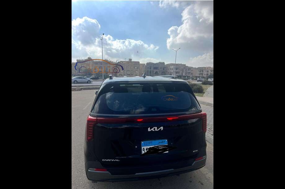 Carnival Kia أسود