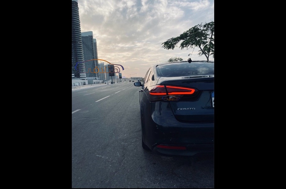 Cerato Kia الأزرق الداكن