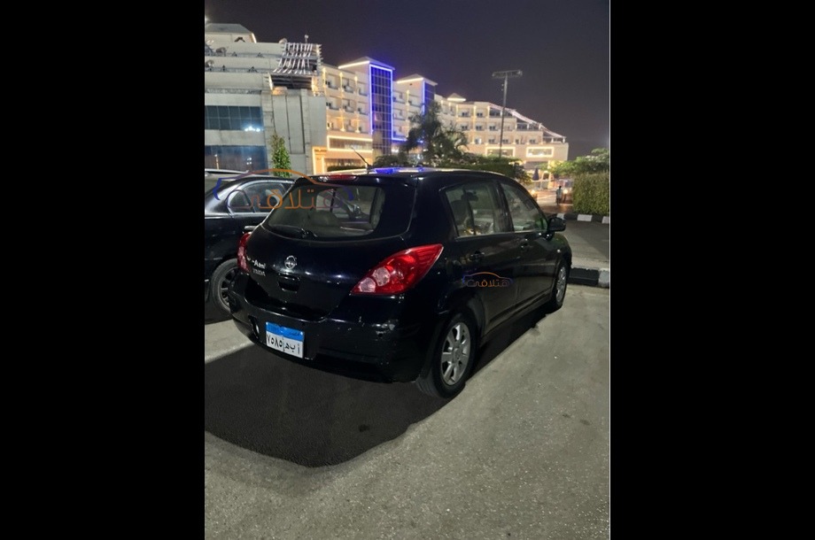 Tiida Nissan أسود