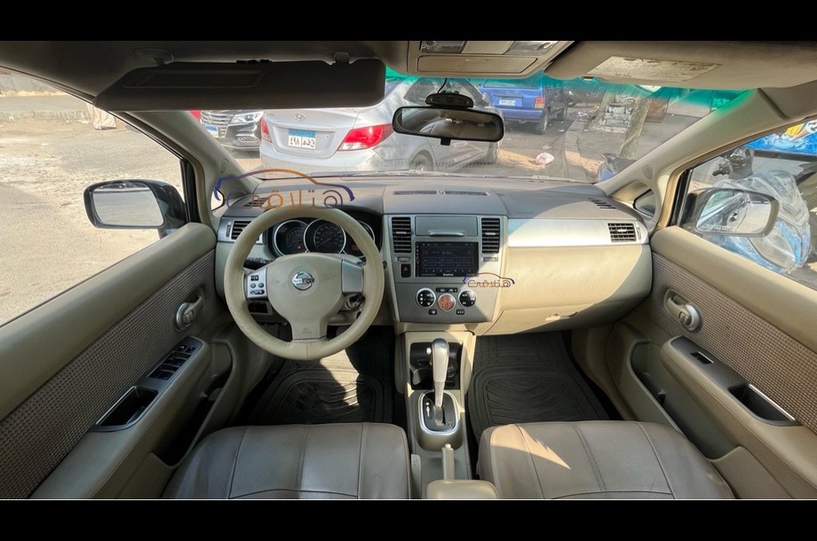 Tiida Nissan أسود