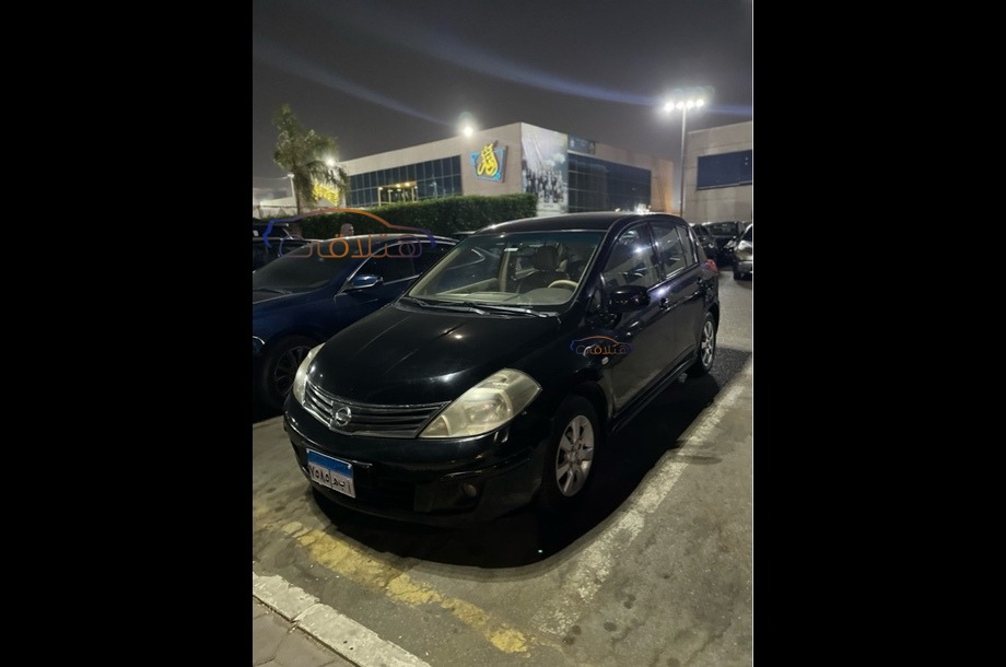 Tiida Nissan أسود