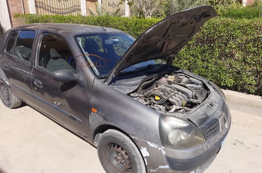 Clio Renault فضي