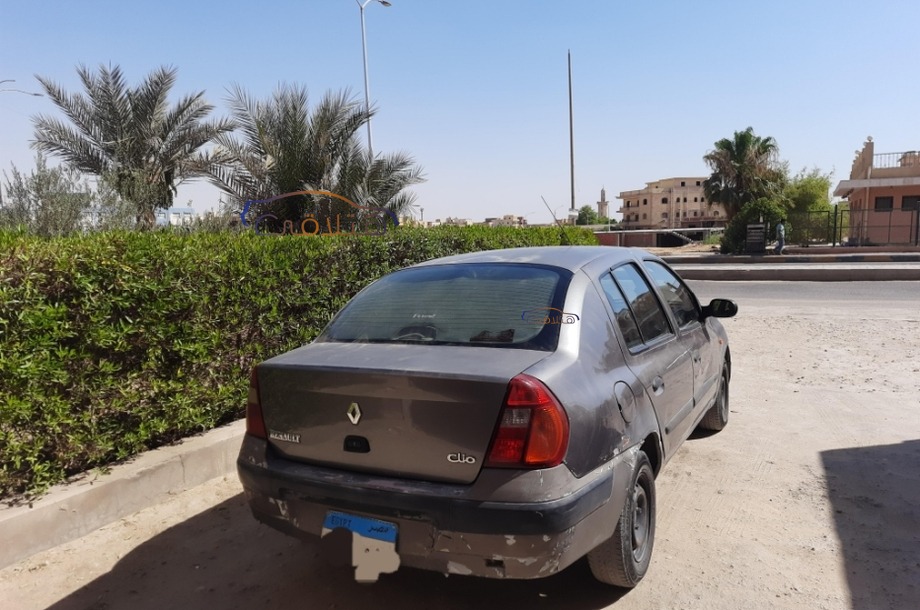 Clio Renault فضي