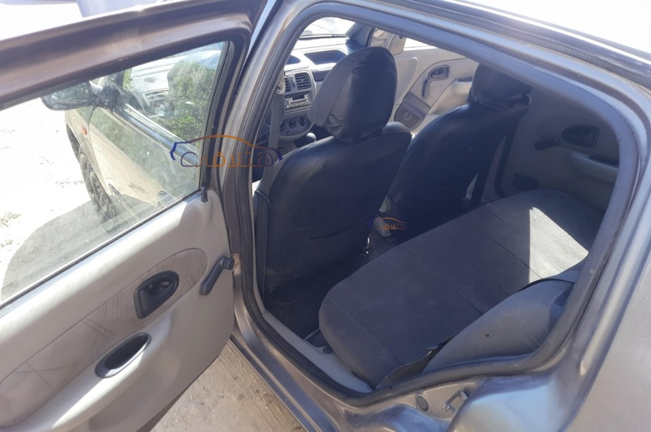 Clio Renault فضي