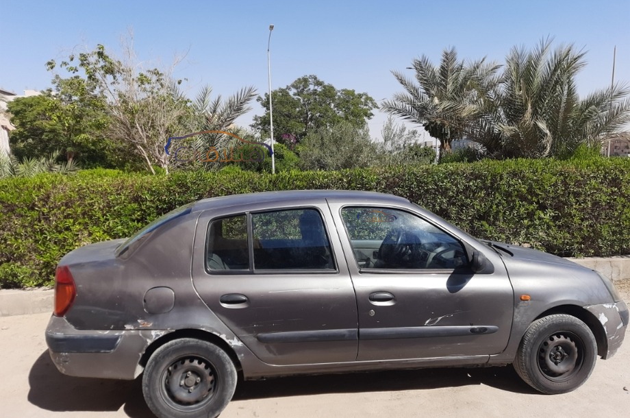 Clio Renault فضي