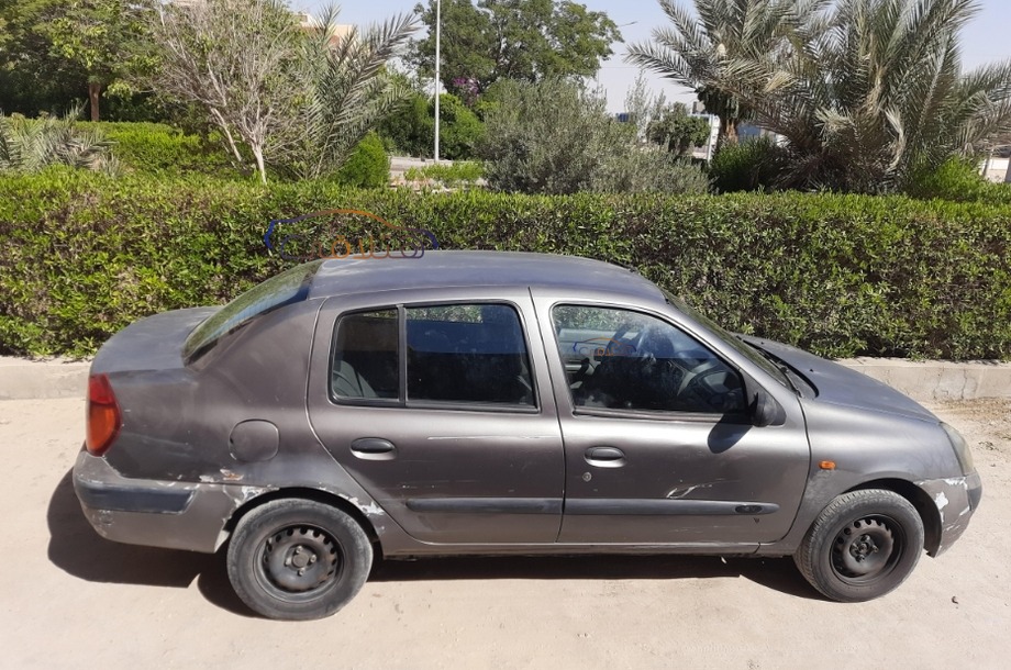 Clio Renault فضي