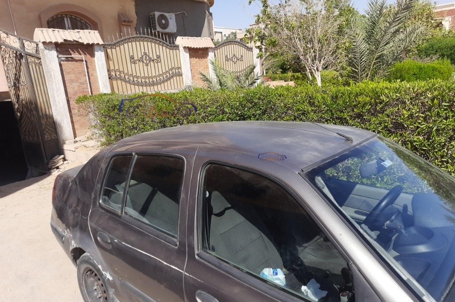 Clio Renault فضي