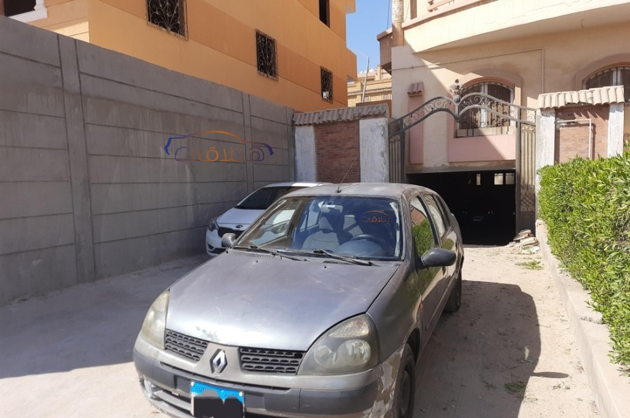 Clio Renault فضي