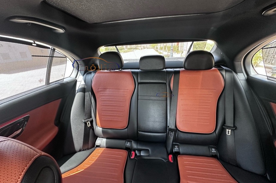 C 200 Mercedes أسود