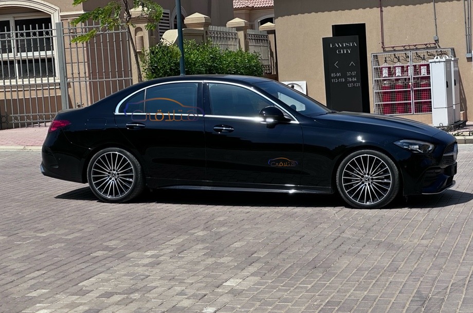 C 200 Mercedes أسود