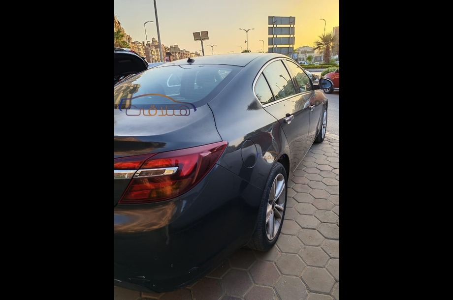Insignia Opel اخضر غامق