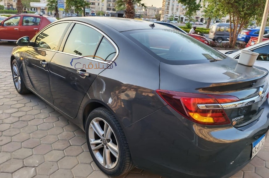 Insignia Opel اخضر غامق