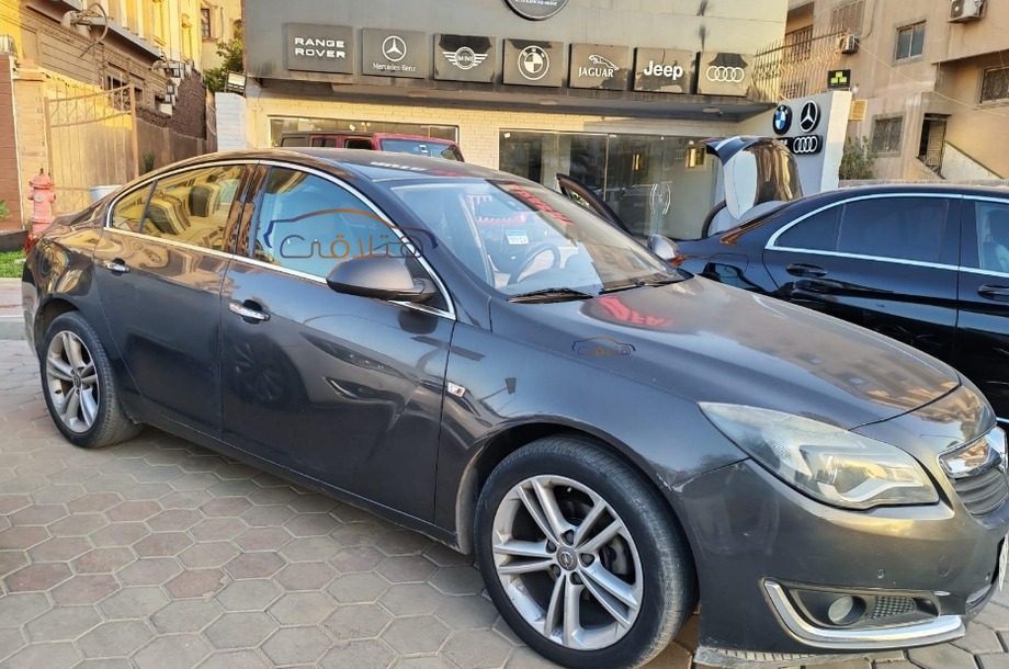 Insignia Opel اخضر غامق