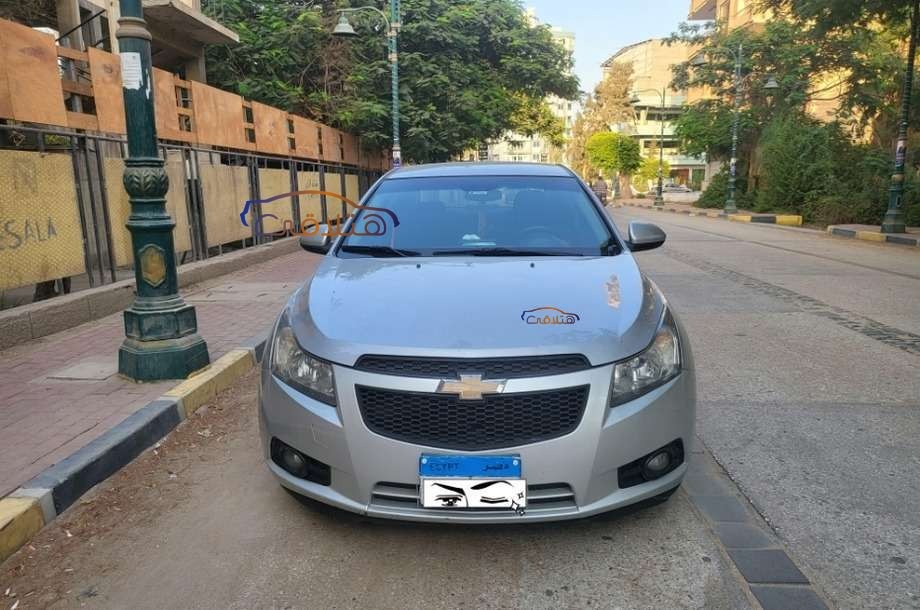 Cruze Chevrolet فضي