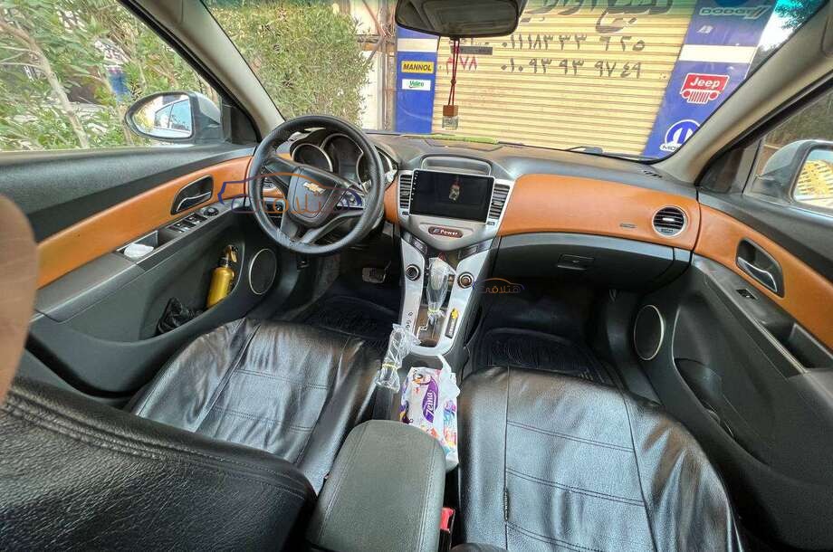 Cruze Chevrolet فضي