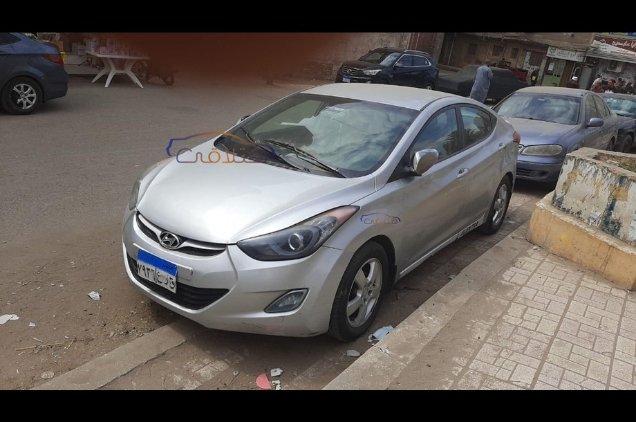 Elantra MD Hyundai فضي