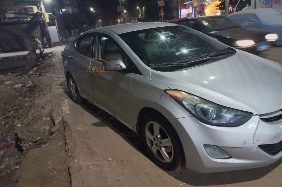 Elantra MD Hyundai فضي