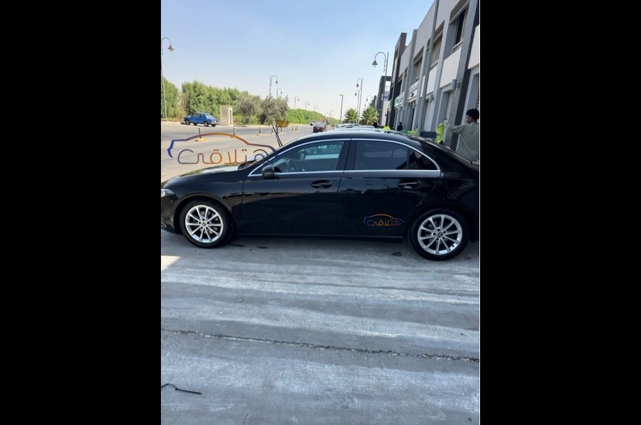 A 180 Mercedes أسود