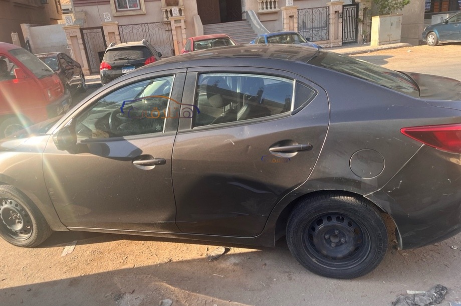 Mazda 2 Mazda احمر غامق