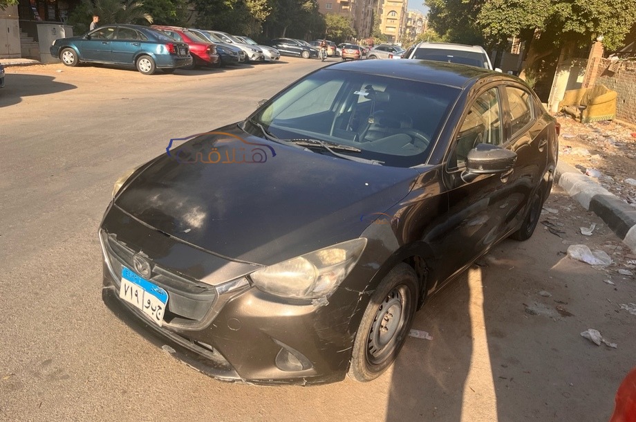Mazda 2 Mazda احمر غامق