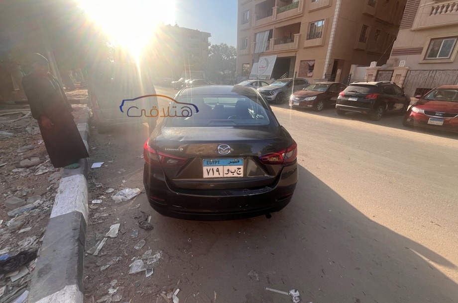 Mazda 2 Mazda احمر غامق