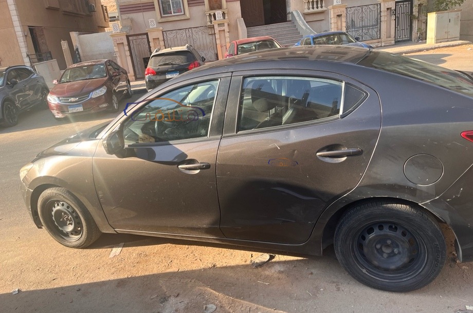 Mazda 2 Mazda احمر غامق