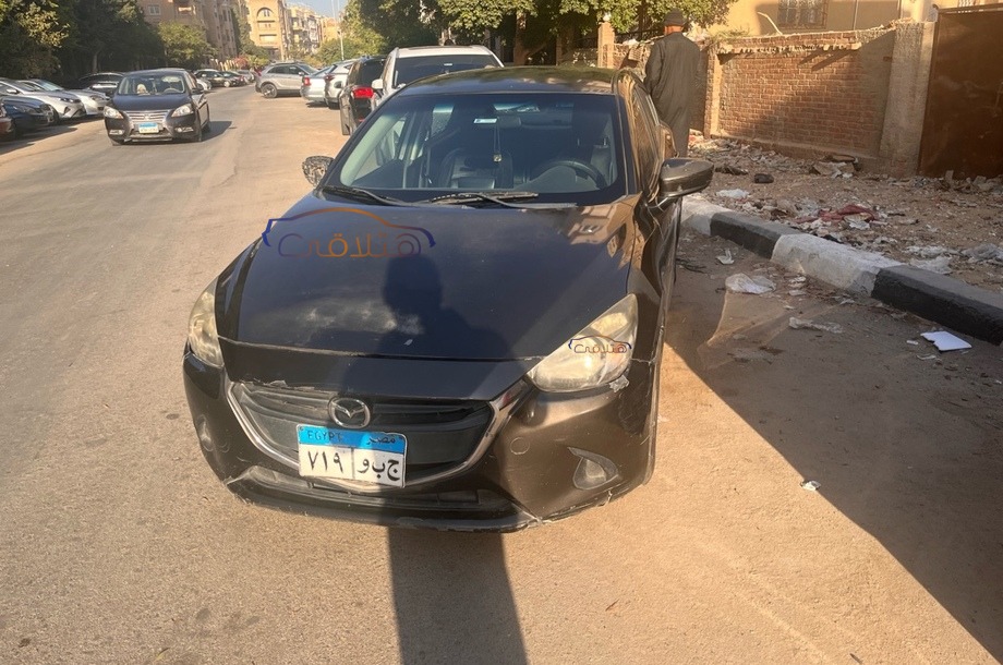Mazda 2 Mazda احمر غامق
