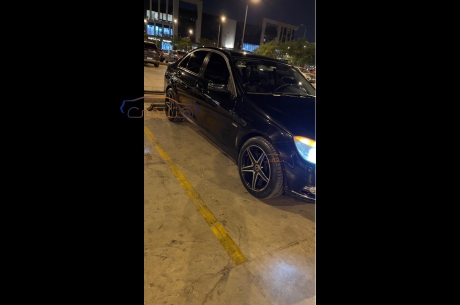 C 180 Mercedes أسود