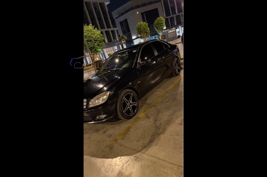 C 180 Mercedes أسود