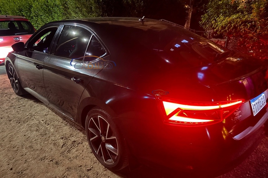 Superb Skoda أسود