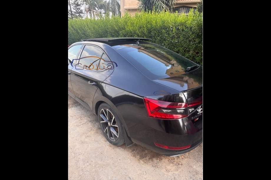 Superb Skoda أسود