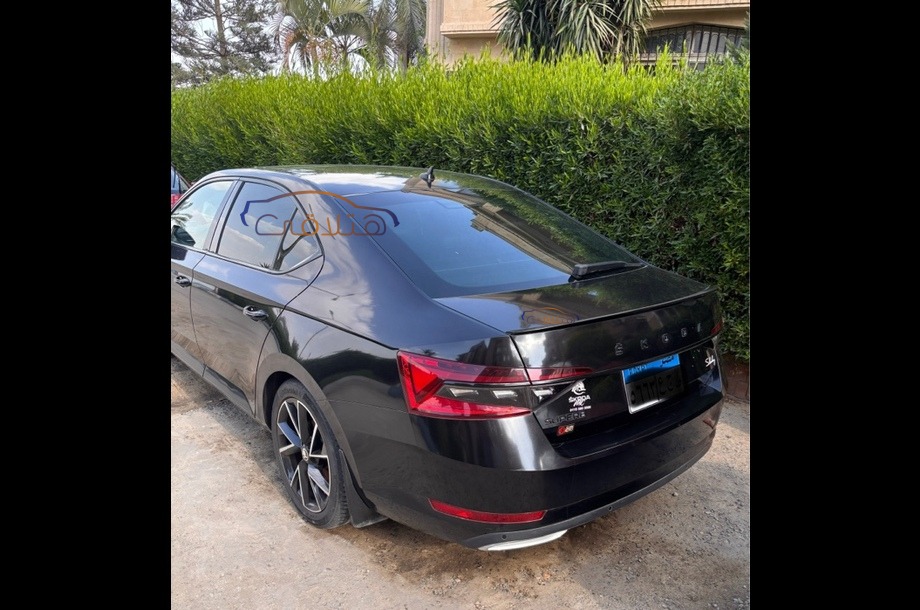 Superb Skoda أسود