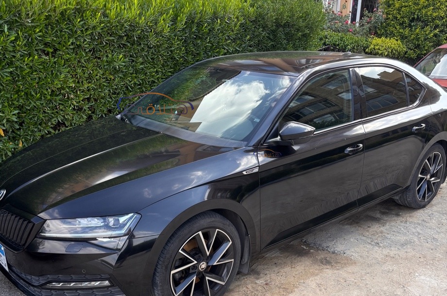 Superb Skoda أسود
