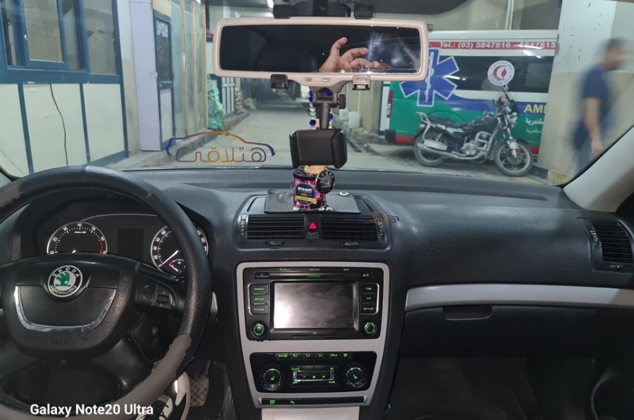 Fantasia Skoda احمر غامق